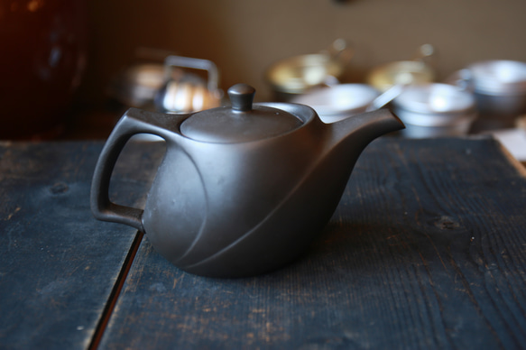 持ちやすい急須【新生活のお迎え準備に】「たっぷり大容量でほうじ茶や番茶にも」　愛知県常滑産・注ぎ口網付き急須・450cc 12枚目の画像