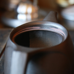 持ちやすい急須【新生活のお迎え準備に】「たっぷり大容量でほうじ茶や番茶にも」　愛知県常滑産・注ぎ口網付き急須・450cc 15枚目の画像