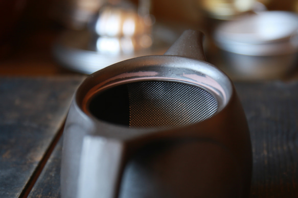 持ちやすい急須【新生活のお迎え準備に】「たっぷり大容量でほうじ茶や番茶にも」　愛知県常滑産・注ぎ口網付き急須・450cc 15枚目の画像