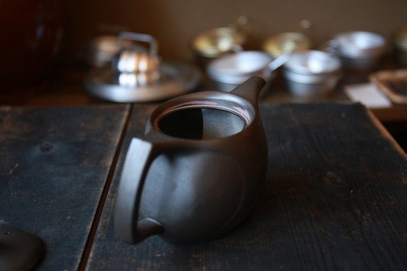 持ちやすい急須【新生活のお迎え準備に】「たっぷり大容量でほうじ茶や番茶にも」　愛知県常滑産・注ぎ口網付き急須・450cc 14枚目の画像