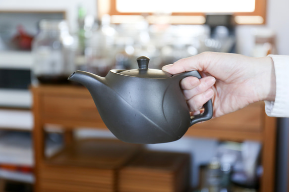 持ちやすい急須【新生活のお迎え準備に】「たっぷり大容量でほうじ茶や番茶にも」　愛知県常滑産・注ぎ口網付き急須・450cc 1枚目の画像