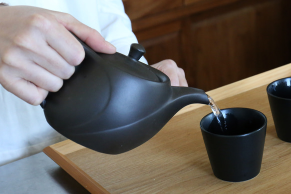 持ちやすい急須【新生活のお迎え準備に】「たっぷり大容量でほうじ茶や番茶にも」　愛知県常滑産・注ぎ口網付き急須・450cc 6枚目の画像