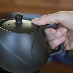 持ちやすい急須【新生活のお迎え準備に】「たっぷり大容量でほうじ茶や番茶にも」　愛知県常滑産・注ぎ口網付き急須・450cc 3枚目の画像