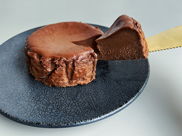 ビターチョコのバスクチーズケーキ12cmホール 9枚目の画像