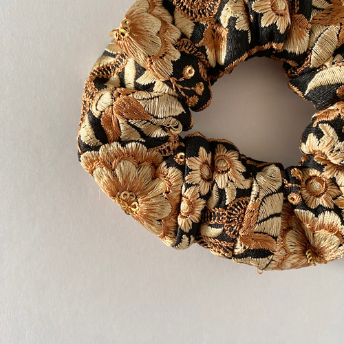 インド刺繍リボン シュシュ ブラック ゴールド シュシュ HOSHiC 通販 