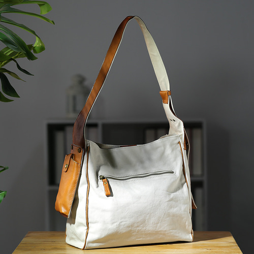 帆布×本革 ショルダーバッグ A4が入る ノートパソコンが入る 本革