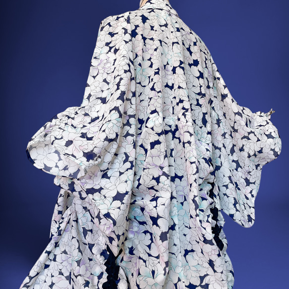 涼しげ ドレープ着物ガウン 裾袖クシュ 羽織 絽 着物リメイク シースルー 和柄 衣装 花柄 紺 男女兼用 フリーサイズ 6枚目の画像