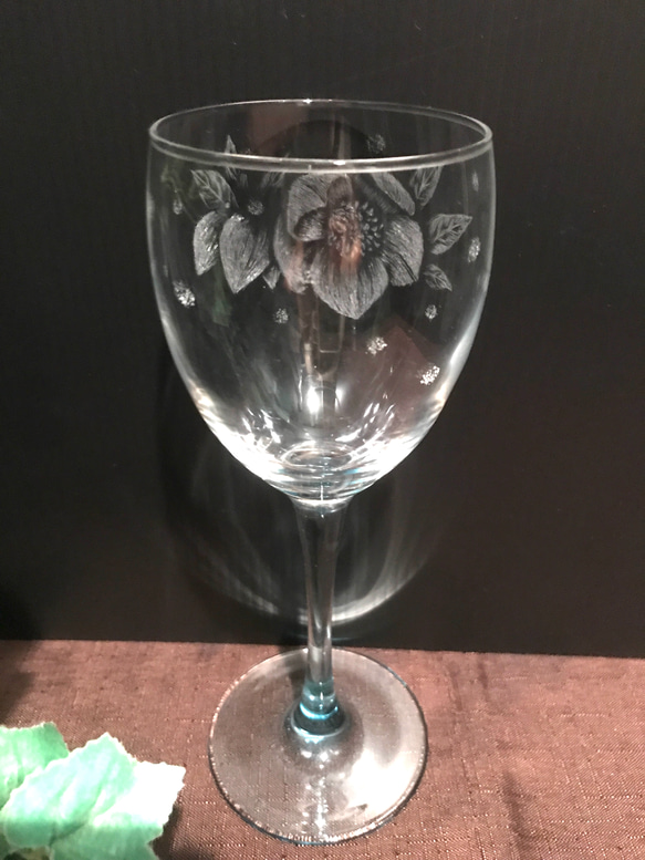 クリスマスローズのワイングラス〜手彫りガラス〜 5枚目の画像