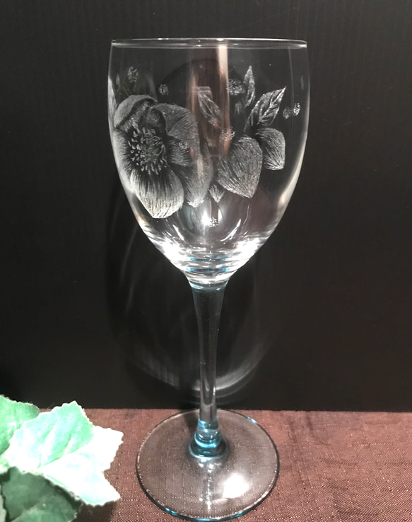 クリスマスローズのワイングラス〜手彫りガラス〜 4枚目の画像
