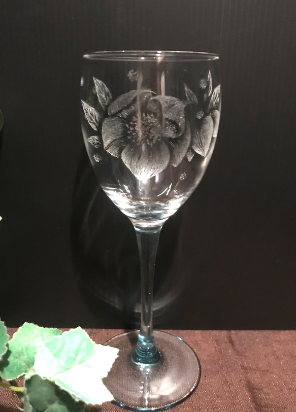クリスマスローズのワイングラス〜手彫りガラス〜 7枚目の画像