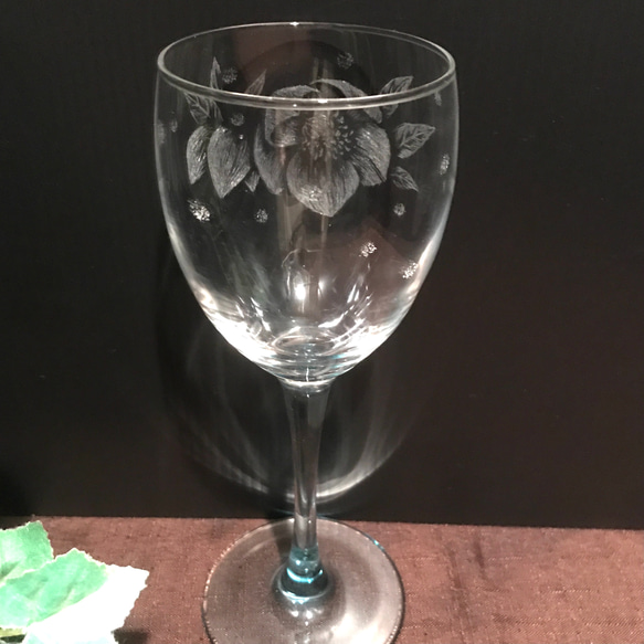 クリスマスローズのワイングラス〜手彫りガラス〜 2枚目の画像