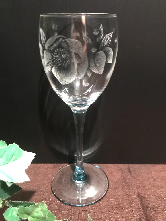 クリスマスローズのワイングラス〜手彫りガラス〜 1枚目の画像