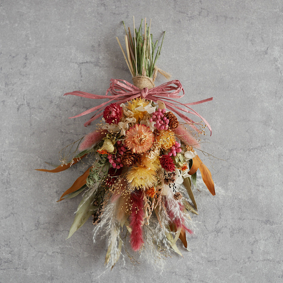 オレンジ×ピンクと木の実のドライフラワースワッグ 壁掛け 花束 ブーケ