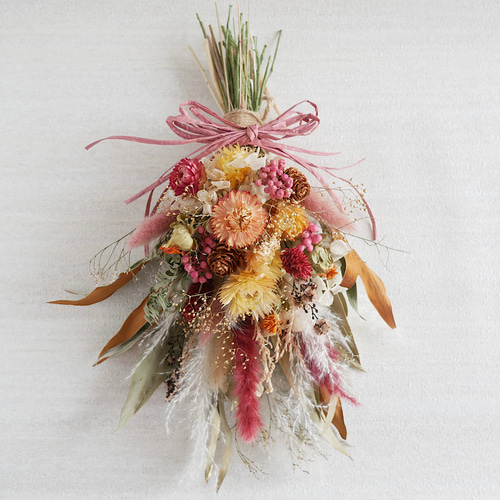 オレンジ×ピンクと木の実のドライフラワースワッグ 壁掛け 花束 ブーケ