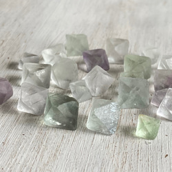 フローライト 蛍石 八面体 ミニ 約26g カラーMIXランダム 天然石 Luna