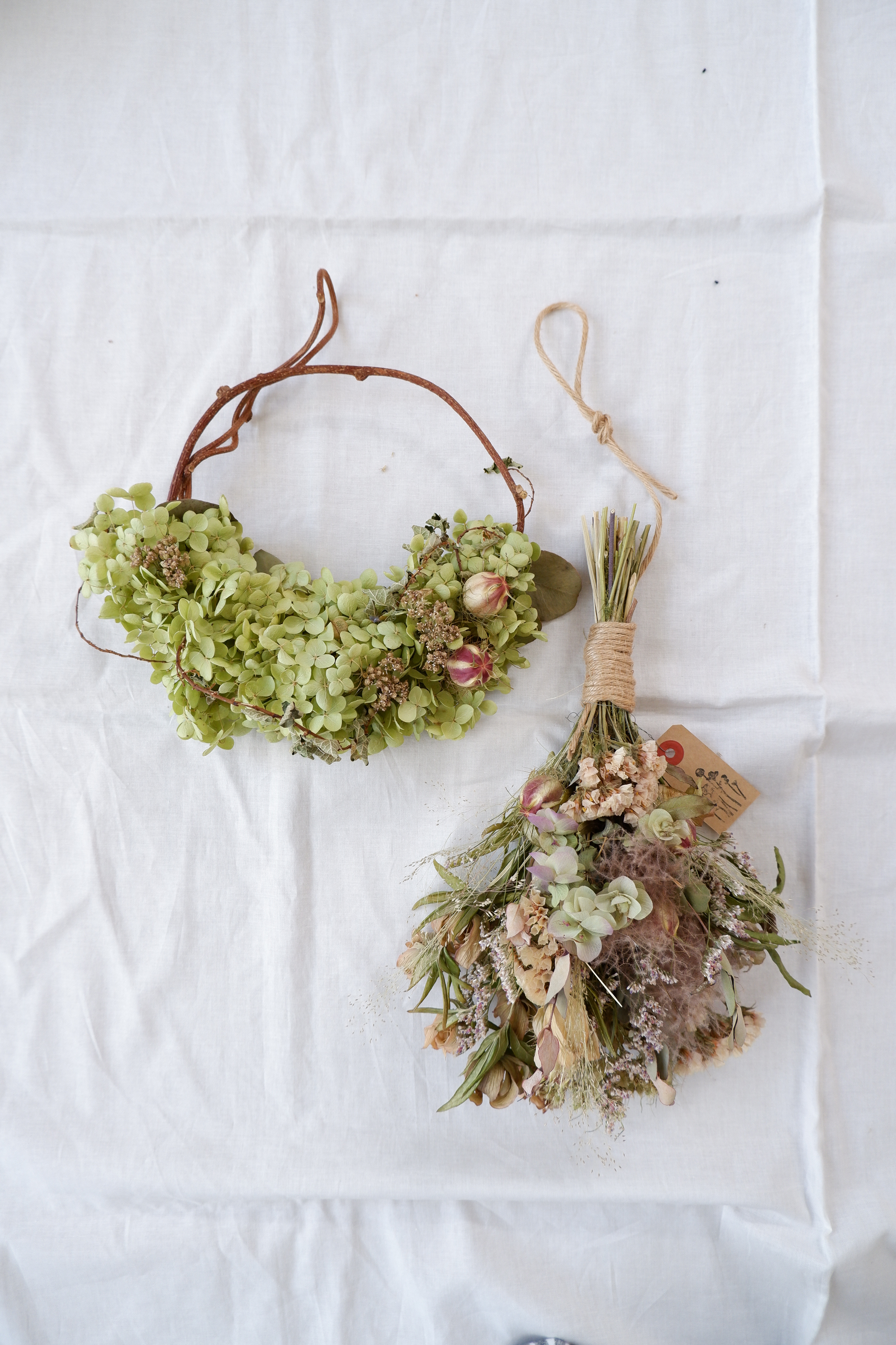 秋の福袋 ドライフラワー アナベルのリースとフライングスワッグの