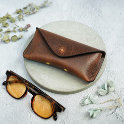 レザーカービング（革彫刻）を施した眼鏡ケース サングラスケース デイジー 茶 レザーカービング（革彫刻）を施した眼鏡ケース サングラスケース
