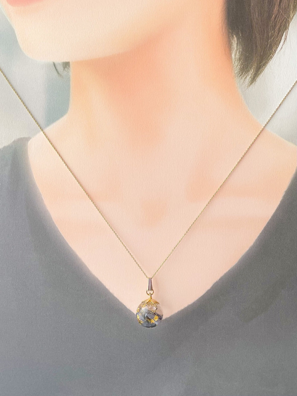 天然石サファイアと金箔のガラスドームネックレス　　【　受注生産　】 7枚目の画像