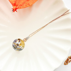 天然石サファイアと金箔のガラスドームネックレス　　【　受注生産　】 4枚目の画像