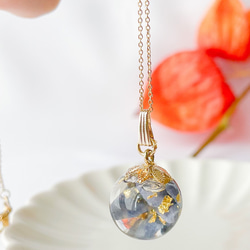 天然石サファイアと金箔のガラスドームネックレス　　【　受注生産　】 1枚目の画像