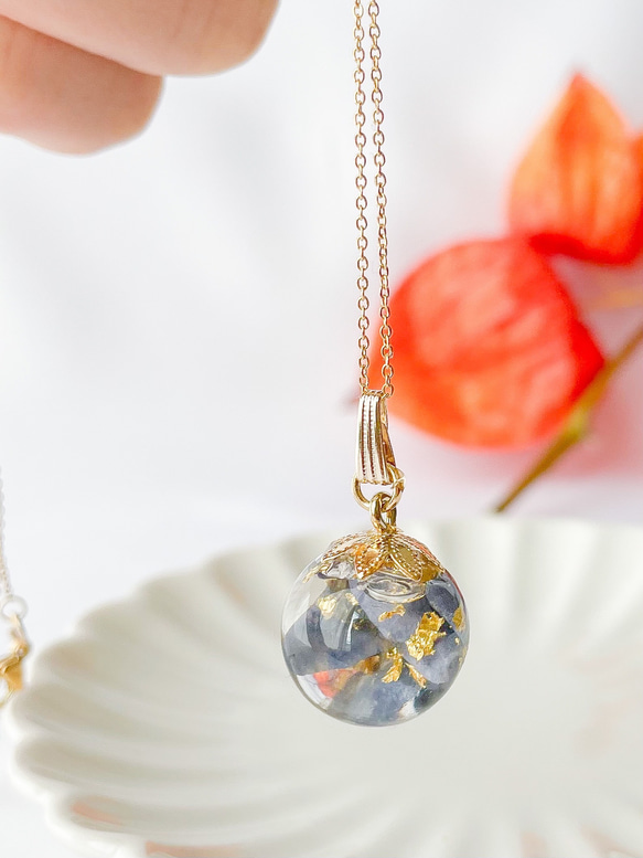 天然石サファイアと金箔のガラスドームネックレス　　【　受注生産　】 1枚目の画像