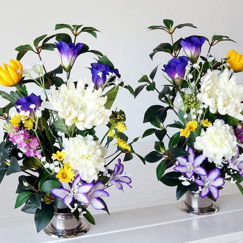 造花1対セット】大輪菊と香花(シキビ)の仏花セット(white