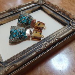 ガラスビーズ&インド刺繍リボンのイヤリング / ピアス 3枚目の画像