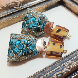 ガラスビーズ&インド刺繍リボンのイヤリング / ピアス 1枚目の画像