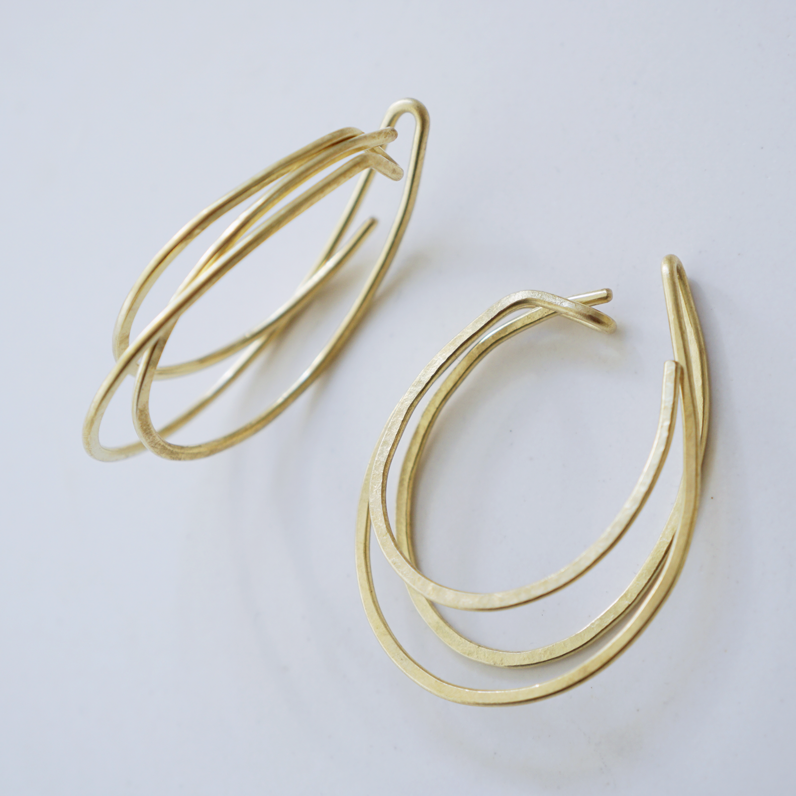 【両耳イヤーカフ/3連・大ぶり】真鍮製「Radial」揺れるイヤーカフ