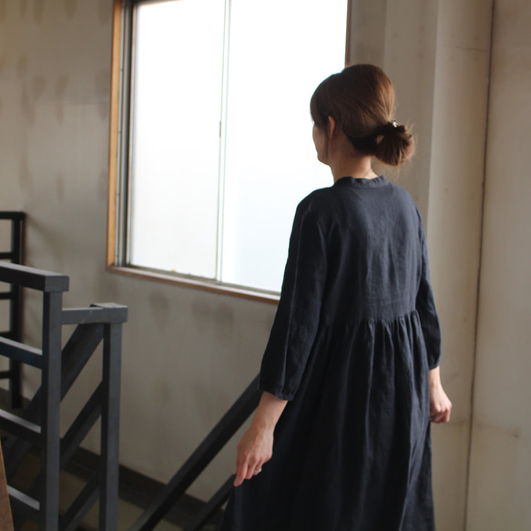 短袖腰部轉換縮褶連衣裙藤吉田染黑染色亞麻 第5張的照片