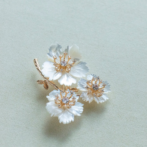 白蝶貝シェルフラワーのブローチ 卒業式 入園式 入学式 お呼ばれ