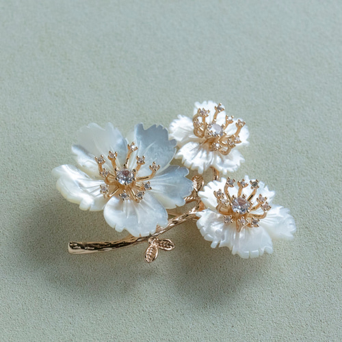 白蝶貝シェルフラワーのブローチ 卒業式 入園式 入学式 お呼ばれ