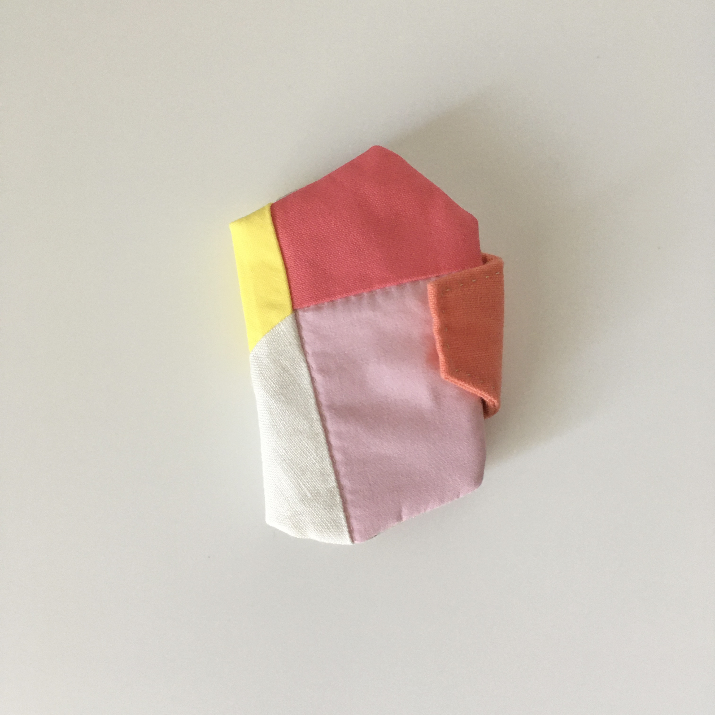 鉱物風パッチワークのカードケース　ピンク