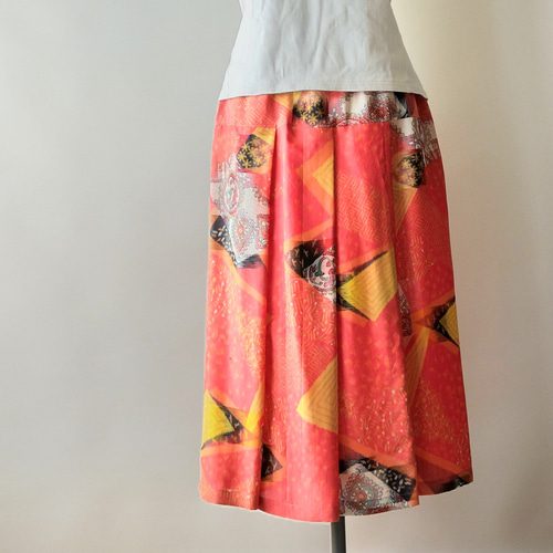 着物リメイク　銘仙とアンティーク着物のリバーシブルスカート（赤） 着物リメイク 銘仙とアンティーク着物のリバーシブルスカート