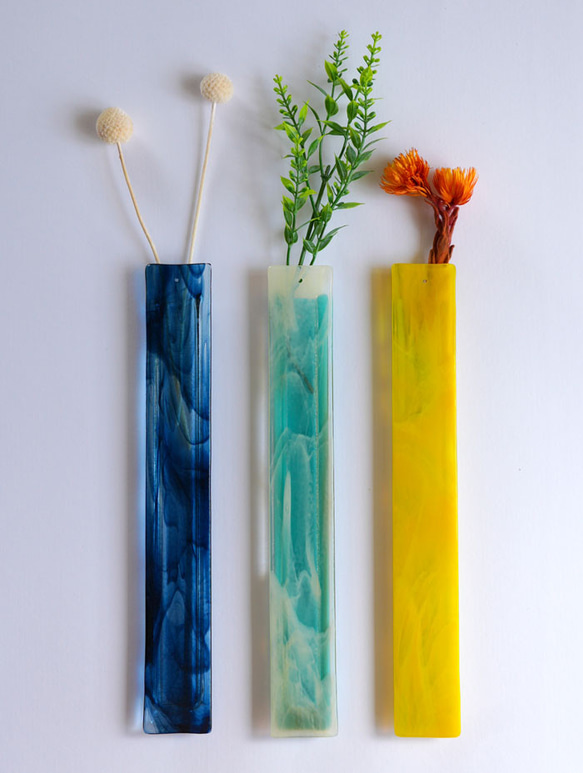 壁掛けOK｜マーブル模様の色ガラス一輪挿し・両面使える花器・花材付き 4枚目の画像