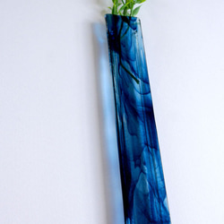 壁掛けOK｜マーブル模様の色ガラス一輪挿し・両面使える花器・花材付き 2枚目の画像