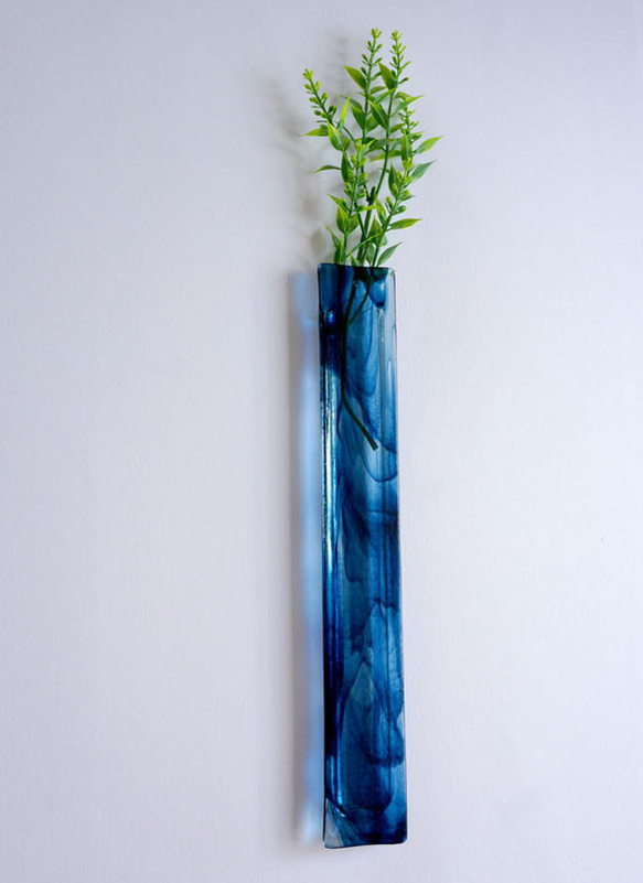 壁掛けOK｜マーブル模様の色ガラス一輪挿し・両面使える花器・花材付き 3枚目の画像