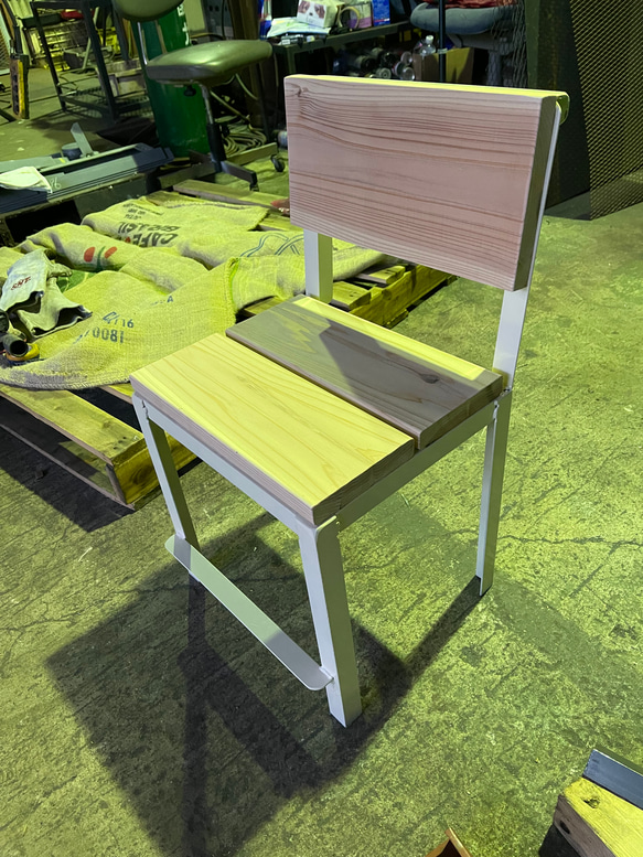 お子様に体格に合わせた可愛いアイアン＆ウッドのチェアを製作します  