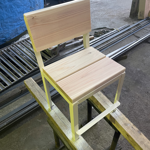 お子様に体格に合わせた可愛いアイアン＆ウッドのチェアを製作します  