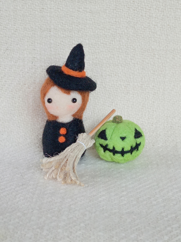 ハロウィンだから〜小さな魔女と緑のかぼちゃ 羊毛フェルト Mt.maru