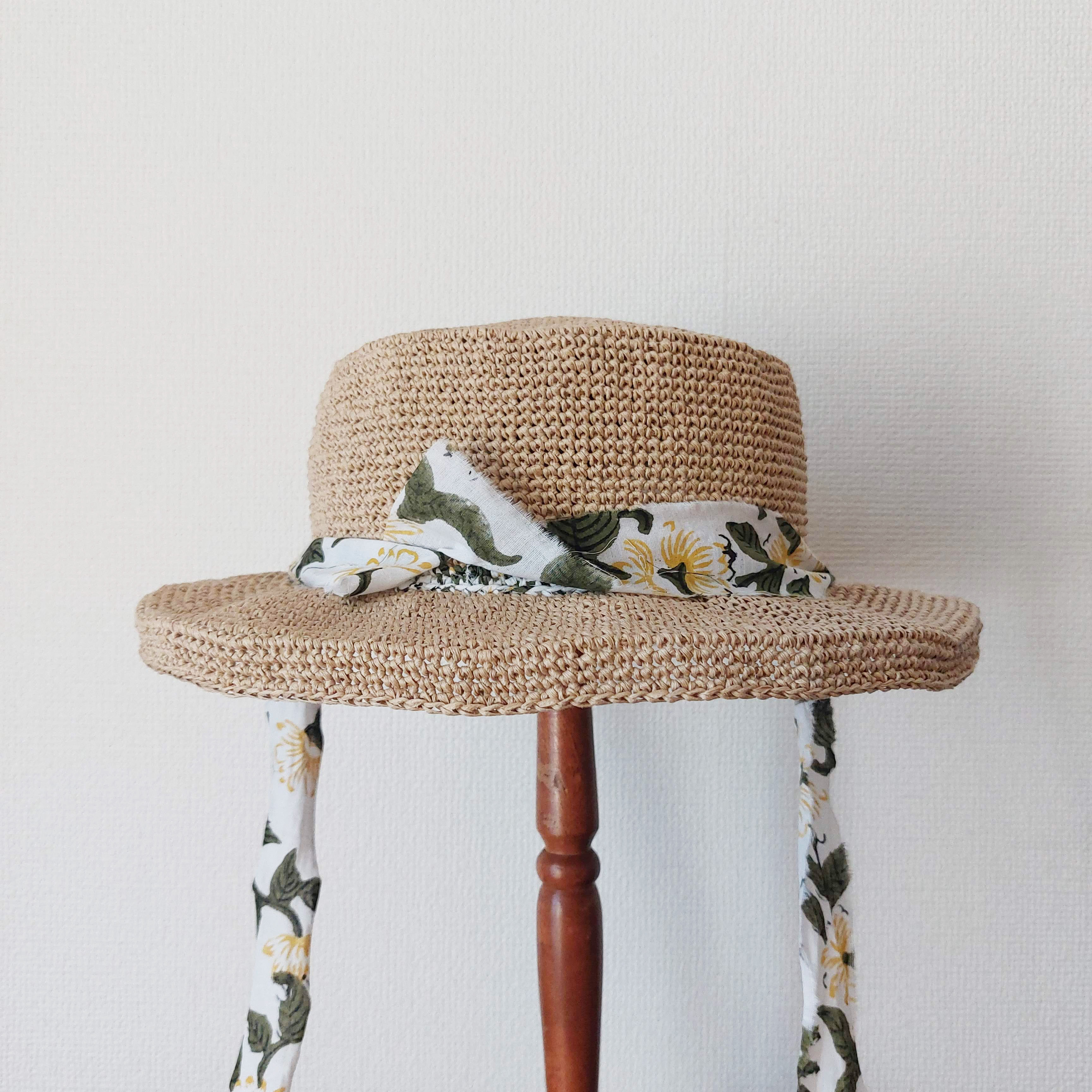 裂き編みの麦わら帽子（インド綿の飾り紐付き）        Ω