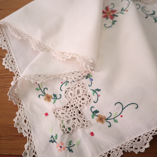 フランスの手仕事/手編みレースとお花のクロスステッチ手刺繍