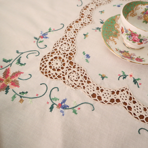 フランスの手仕事/手編みレースとお花のクロスステッチ手刺繍