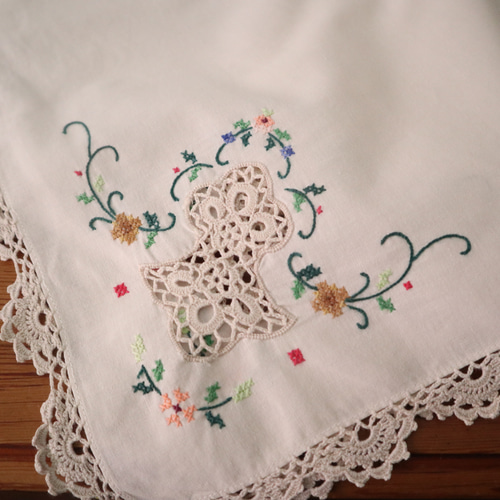 フランスの手仕事/手編みレースとお花のクロスステッチ手刺繍
