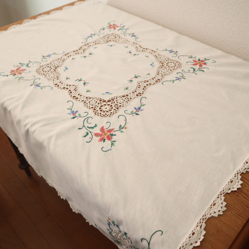 フランスの手仕事/手編みレースとお花のクロスステッチ手刺繍
