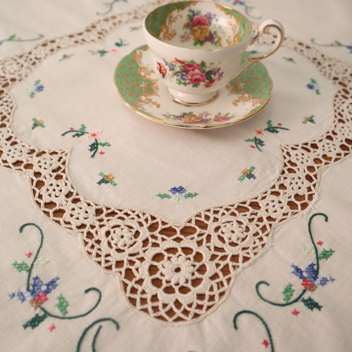 花柄手刺繍 テーブルクロス　ヴィンテージ　ハンドメイド　レースクロス 花柄手刺繍 テーブルクロス ヴィンテージ ハンドメイド レース