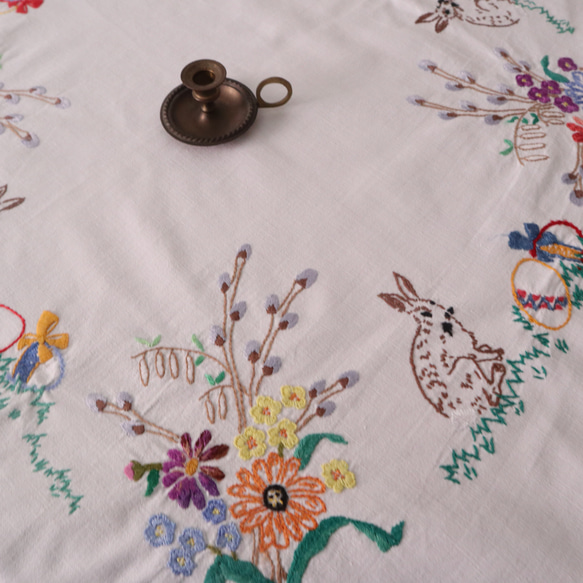 ドイツの手仕事/可愛いうさぎと野花を束ねたブーケの手刺繍 テーブルクロス・生地 (ヴィンテージ) 5枚目の画像