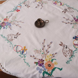 ドイツの手仕事/可愛いうさぎと野花を束ねたブーケの手刺繍 テーブルクロス・生地 (ヴィンテージ) 6枚目の画像