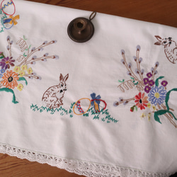 ドイツの手仕事/可愛いうさぎと野花を束ねたブーケの手刺繍 テーブルクロス・生地 (ヴィンテージ) 8枚目の画像