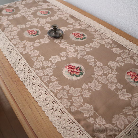 ドイツの手仕事/葡萄の手刺繍と葡萄の葉のダマスク織り生地 テーブルランナー　(ヴィンテージ) 7枚目の画像